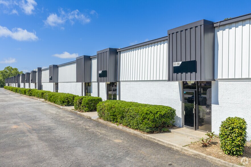 More Photos Of 1870-1908 Forge St, Tucker Distribution For Lease