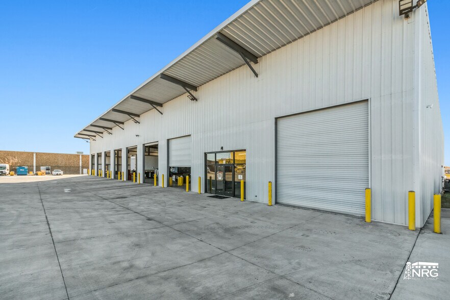 More Photos Of 2626 W Pioneer Pky, Grand Prairie Truck Terminal For Lease