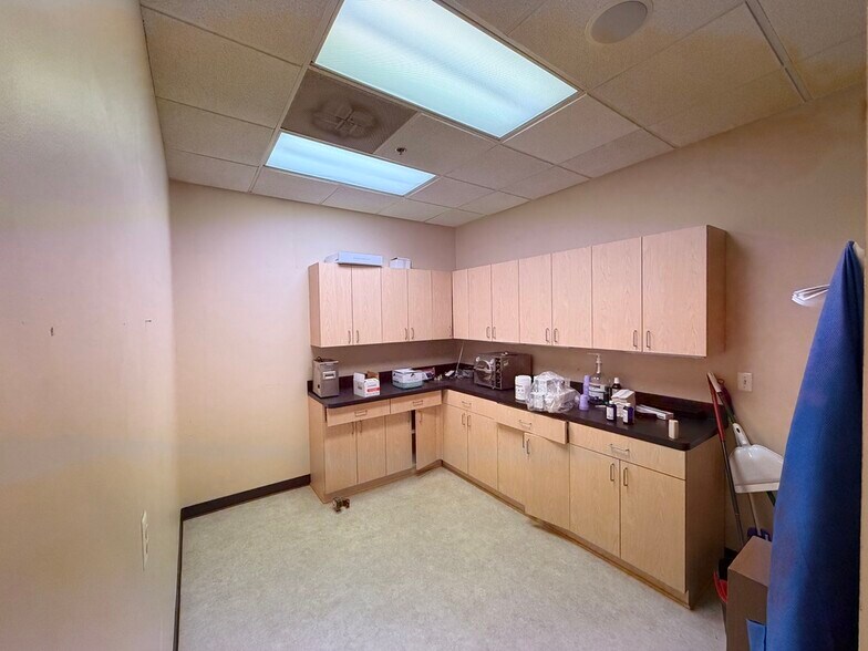 More Photos Of 1835-1857 E Big Beaver Rd, Troy Storefront For Lease