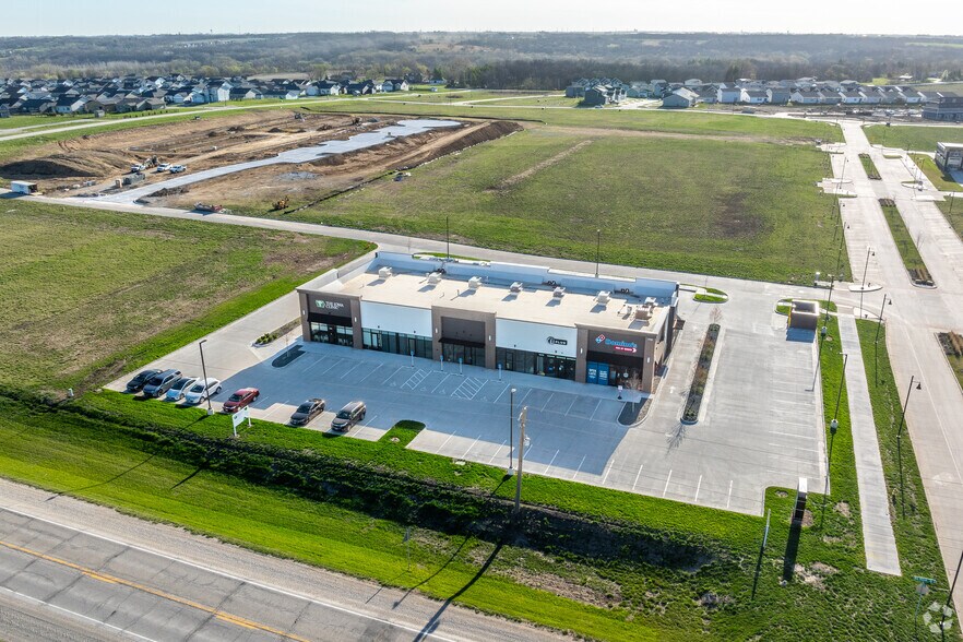 More Photos Of 710 Common Pl, Adel General Retail For Lease