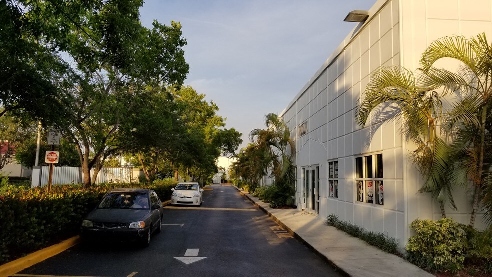 More Photos Of 4005 NW 114th Ave, Doral Business Park For Lease