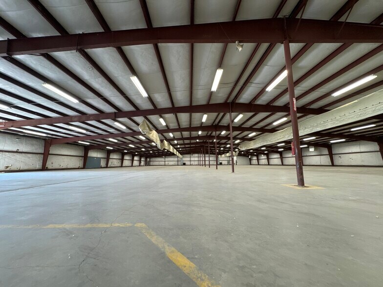 More Photos Of 1014 Industrial Park Dr, Clinton Warehouse For Lease