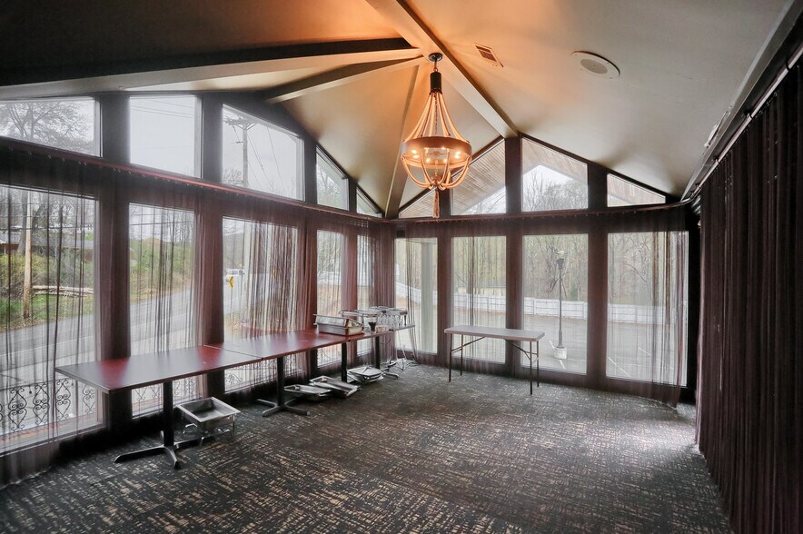 More Photos Of 634 Camp Horne Rd, Pittsburgh General Retail For Sale