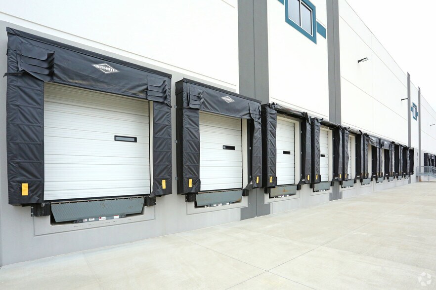 More Photos Of 201 River Ridge Pky, Jeffersonville Warehouse For Lease