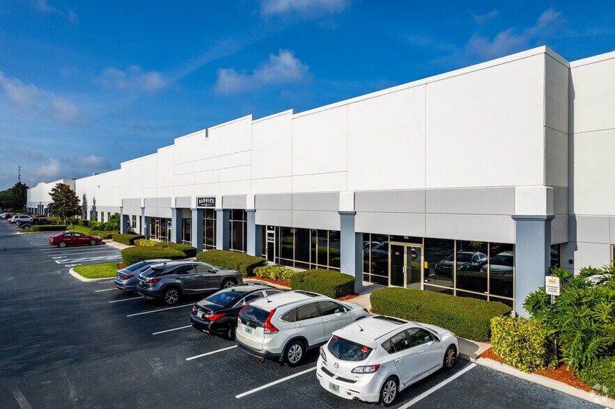 More Photos Of 7600 Kingspointe Pky, Orlando Unknown For Lease