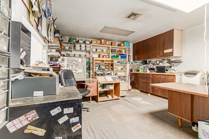 More Photos Of 5850 W Market St, Glendale Service For Sale
