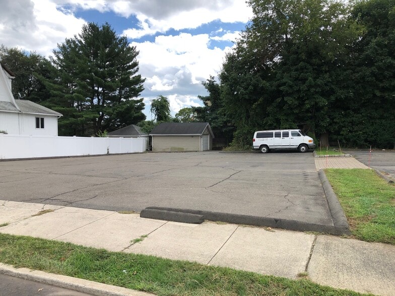 More Photos Of 4942 Main St, Bridgeport Office Residential For Lease
