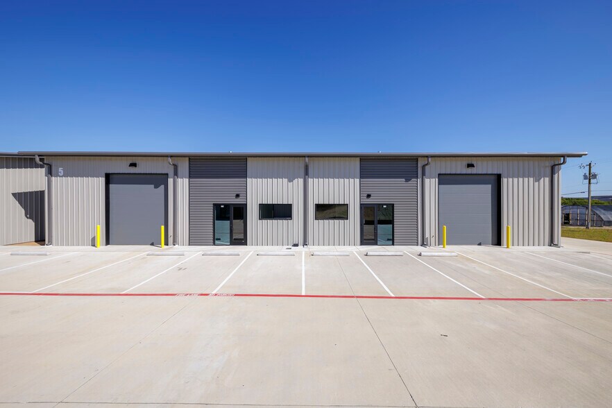 More Photos Of 6451 Silver Saddle Rd, Fort Worth Warehouse For Lease