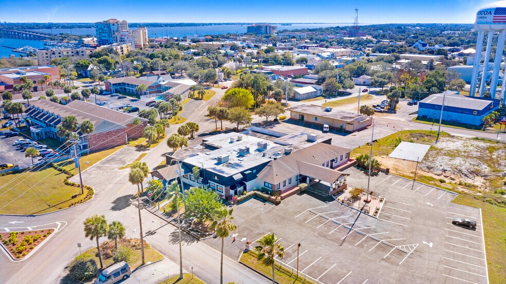 More Photos Of 300 N Cocoa Blvd, Cocoa Restaurant For Lease