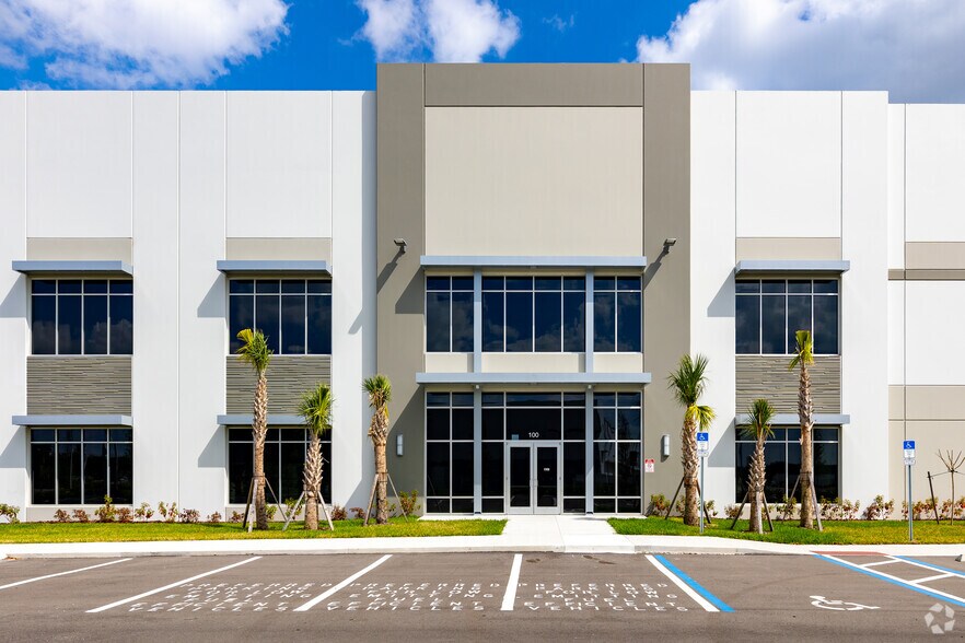 More Photos Of 10963 Florida Crown Dr, Orlando Distribution For Lease