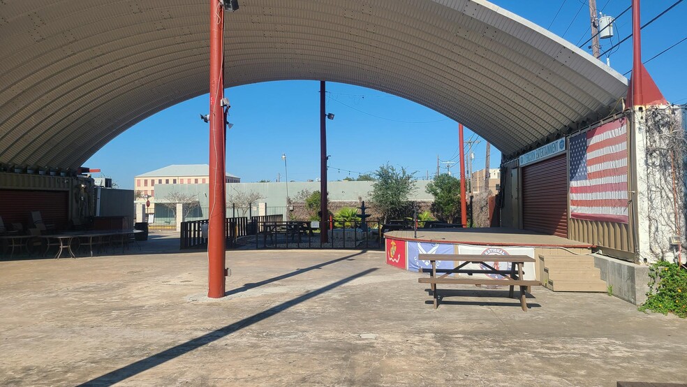 More Photos Of 622 6th St N, Texas City Bar For Lease