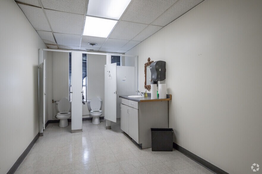 More Photos Of 500 N Bell Ave, Carnegie Warehouse For Lease