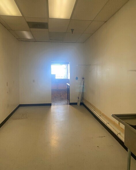 More Photos Of 1 Cherry Tree Plz, Washington Storefront For Lease