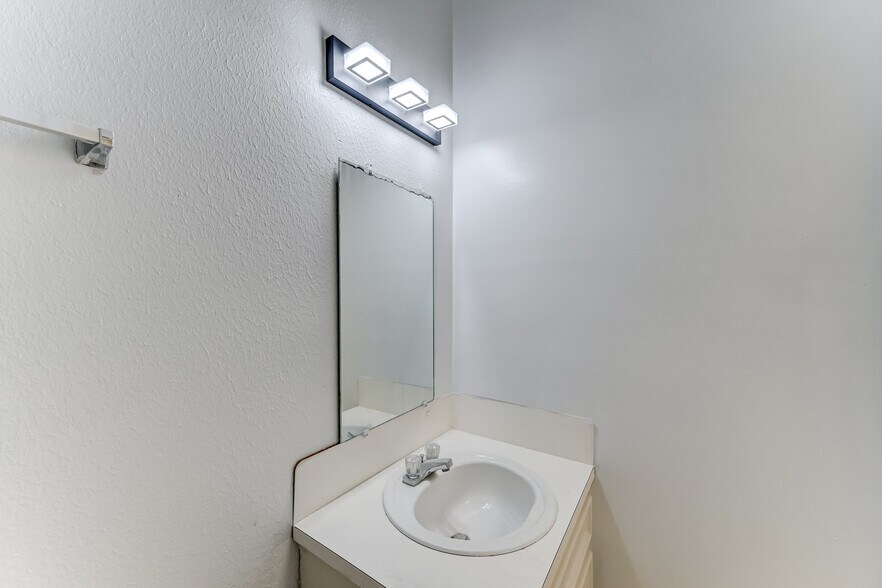 More Photos Of 14721 Pebble Bend Dr, Houston Medical For Lease