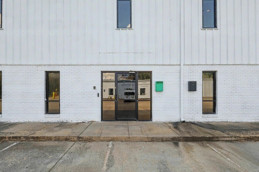 More Photos Of 1445 Cleveland Ave, East Point Showroom For Sale