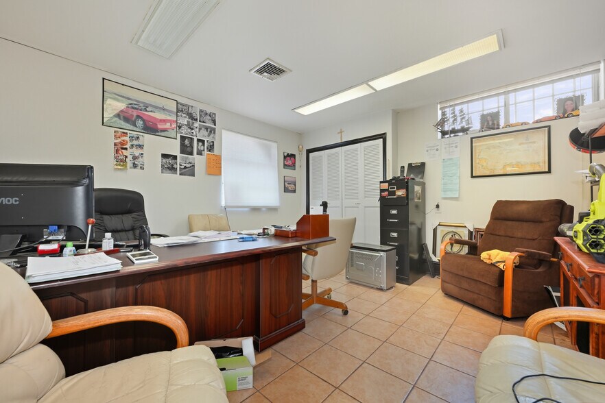 More Photos Of 11 Lucon Dr, Deer Park Showroom For Lease