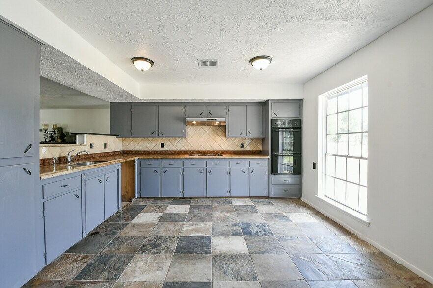More Photos Of 33303 TX-249, Pinehurst Warehouse For Sale
