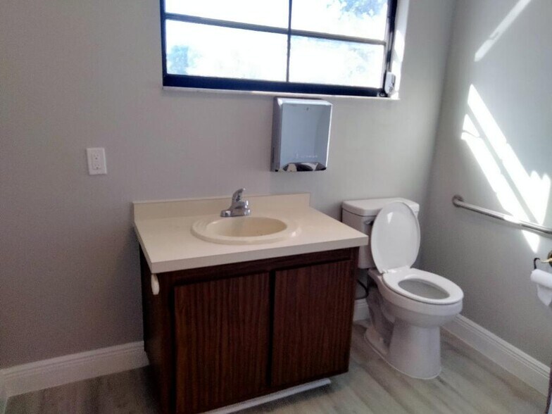 More Photos Of 2540 Winkler Ave, Fort Myers Office For Lease