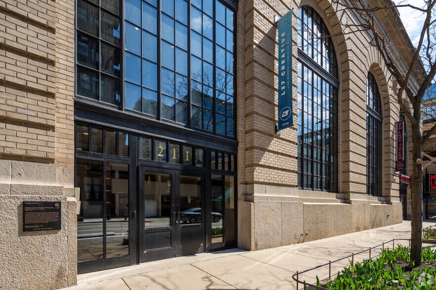 More Photos Of 211 N Clinton St, Chicago Loft Creative Space For Lease