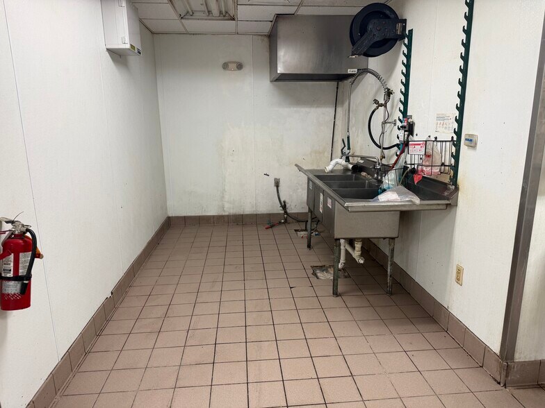 More Photos Of 7801 Brewerton Rd, Cicero Fast Food For Sale
