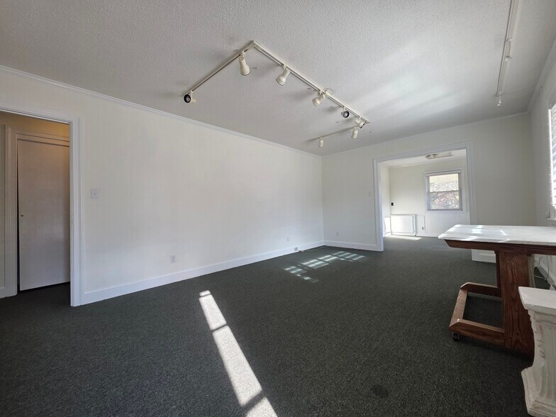 More Photos Of 2034 W 5th St, Washington Showroom For Sale