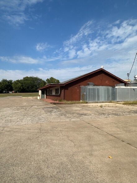 More Photos Of 3121 E Frank Phillips Blvd, Bartlesville Restaurant For Sale