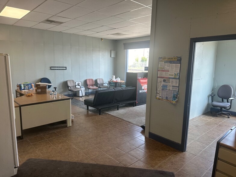 More Photos Of 751 Greenlawn Dr, Columbia Auto Repair For Lease