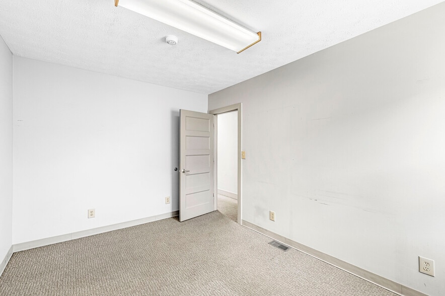 More Photos Of 2601 E 56th St, Indianapolis Light Distribution For Sale