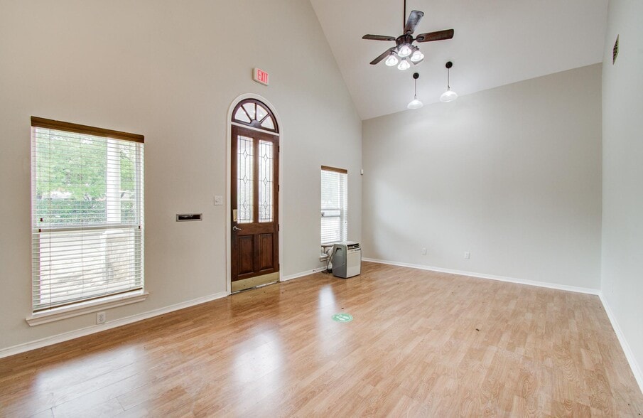 More Photos Of 11201 Steeplepark Dr, Houston Office Residential For Sale
