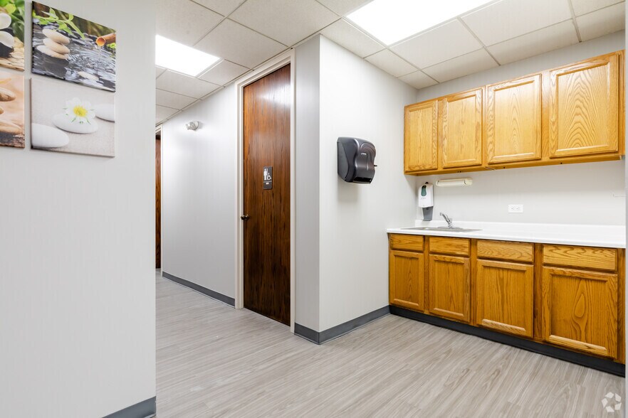 More Photos Of 1835 Rohlwing Rd, Rolling Meadows Unknown For Lease