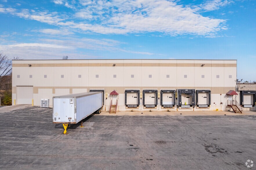 More Photos Of W194N11381 McCormick Dr, Germantown Manufacturing For Lease