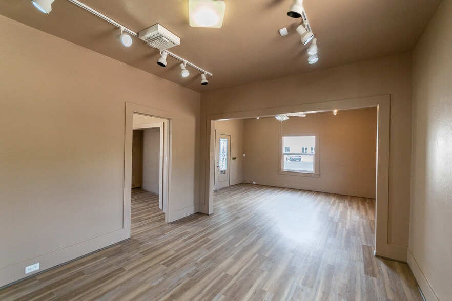 More Photos Of 310 E Oak St, Kingman Office For Sale