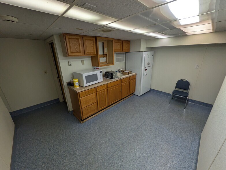 More Photos Of 2527 W Dublin Granville Rd, Columbus Veterinarian Kennel For Sale