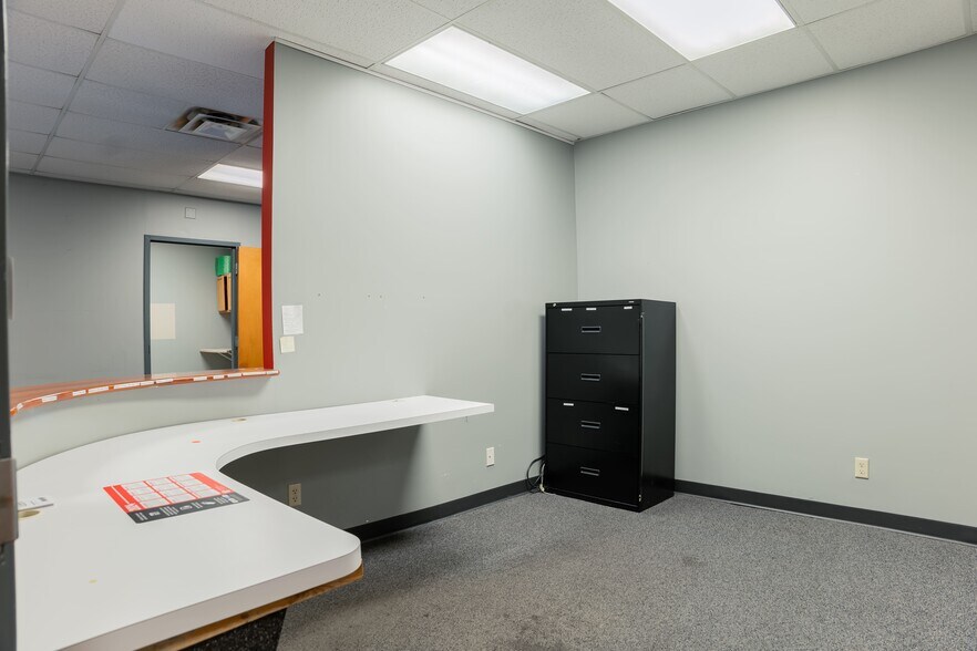 More Photos Of 4020 Columbus Ave, Anderson General Retail For Lease