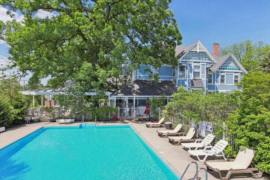 More Photos Of 910 River Rd, Wisconsin Dells Hotel For Sale