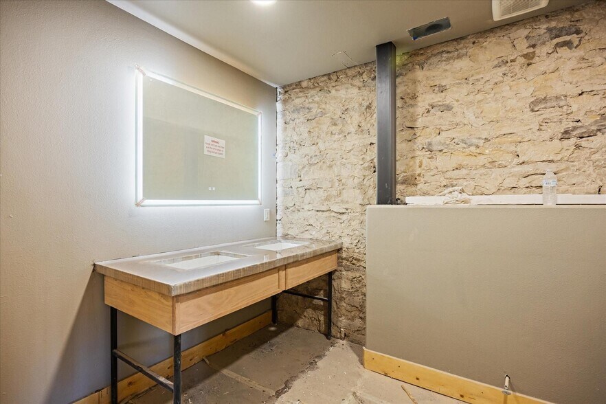 More Photos Of 114 NE Barnard St, Glen Rose Storefront For Lease