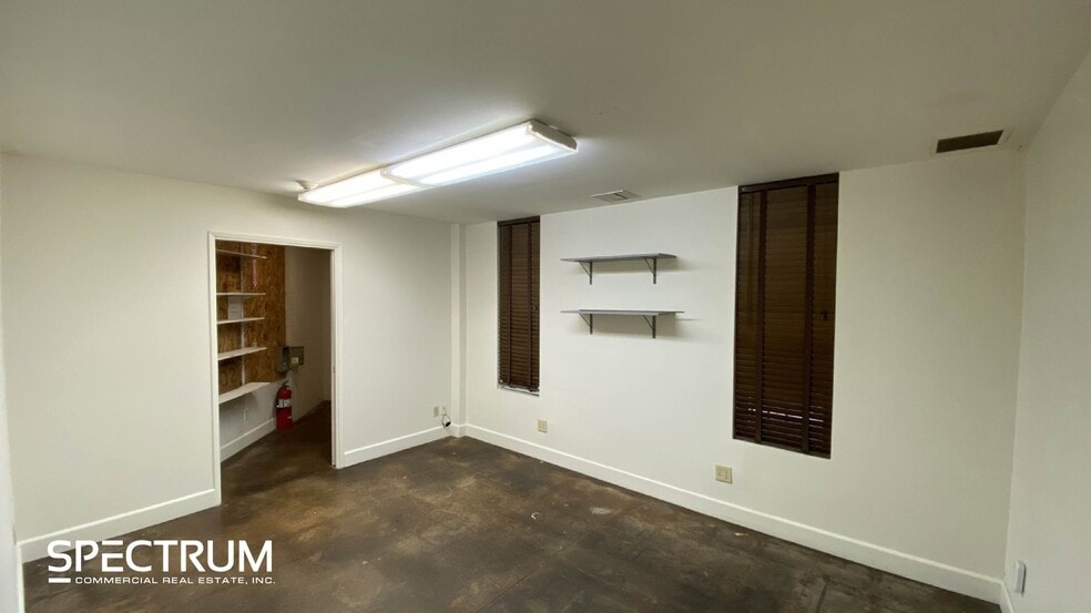 More Photos Of 7002 Sophia Ave, Van Nuys Showroom For Lease