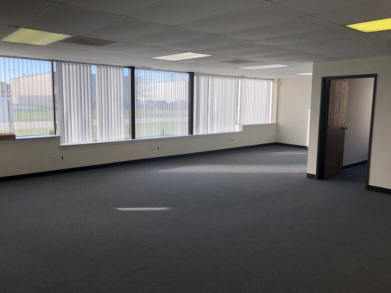 More Photos Of 36760 Metro Ct, Sterling Heights Warehouse For Lease