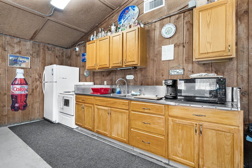 More Photos Of 10422 Cadillac Hwy, Thompsonville Hotel For Sale