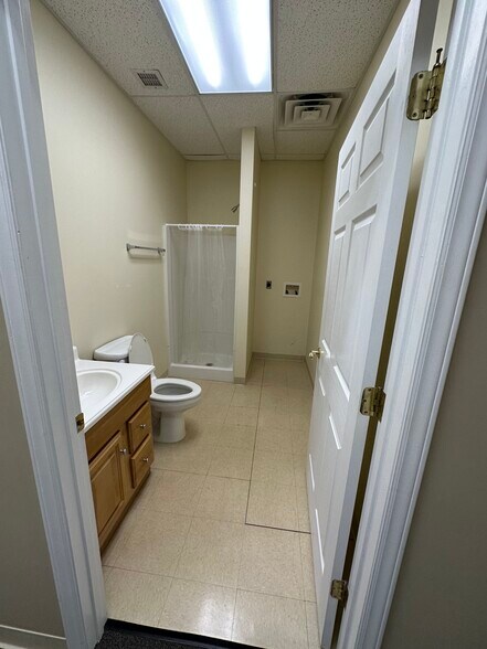 More Photos Of 4903 Starkey Rd, Roanoke Medical For Lease