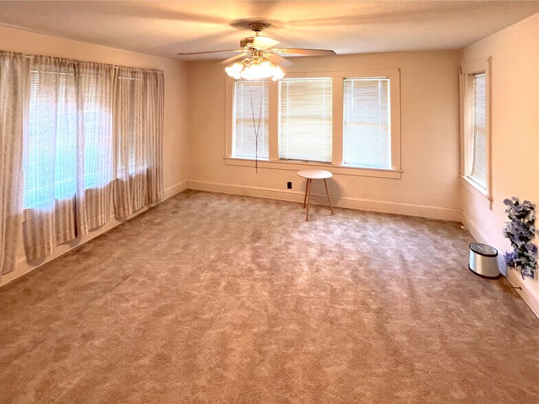 More Photos Of 621 E Broadway St, Altus Office Residential For Sale