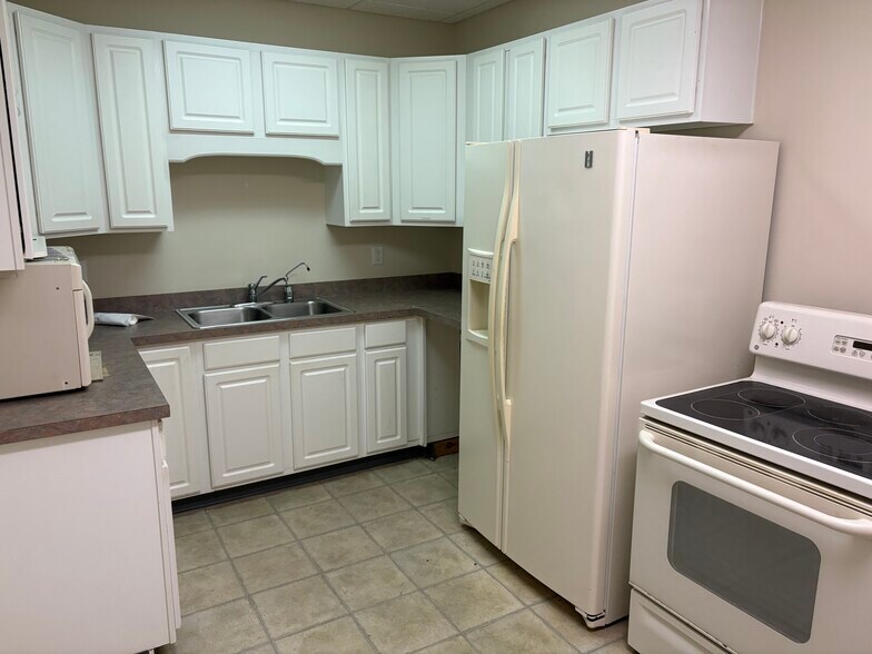 More Photos Of 124 Mead Rd, Hardeeville Warehouse For Lease