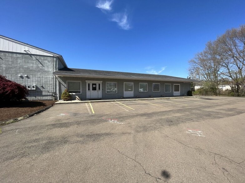 More Photos Of 393 Soundview Rd, Guilford Warehouse For Lease