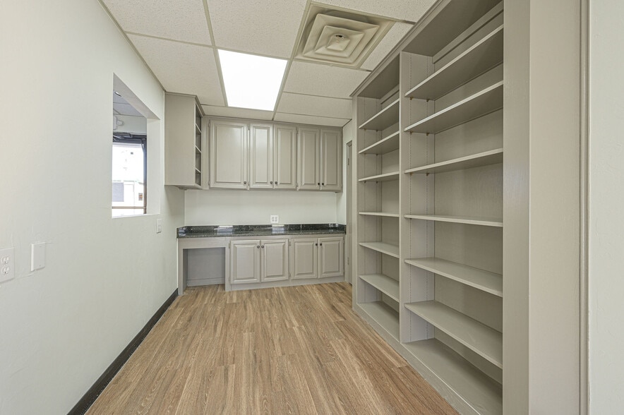 More Photos Of 3009 Epperly Dr, Oklahoma City Office For Sale