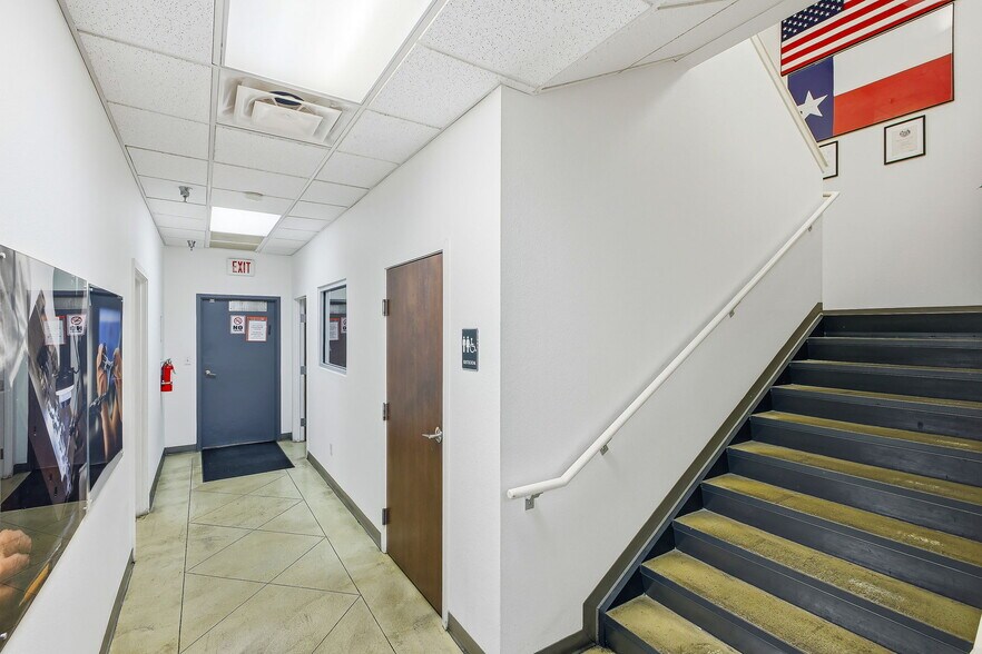 More Photos Of 315 N Park Dr, San Antonio Warehouse For Sale