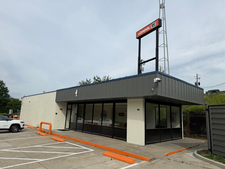 More Photos Of 5043 Frontage Rd, Forest Park Restaurant For Lease