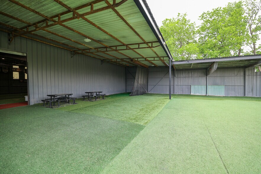 More Photos Of 415 Topeka Ave, Justin Warehouse For Sale