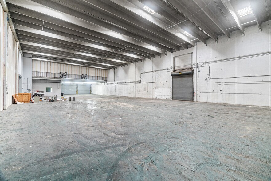 More Photos Of 2741 W 76th St, Hialeah Warehouse For Lease