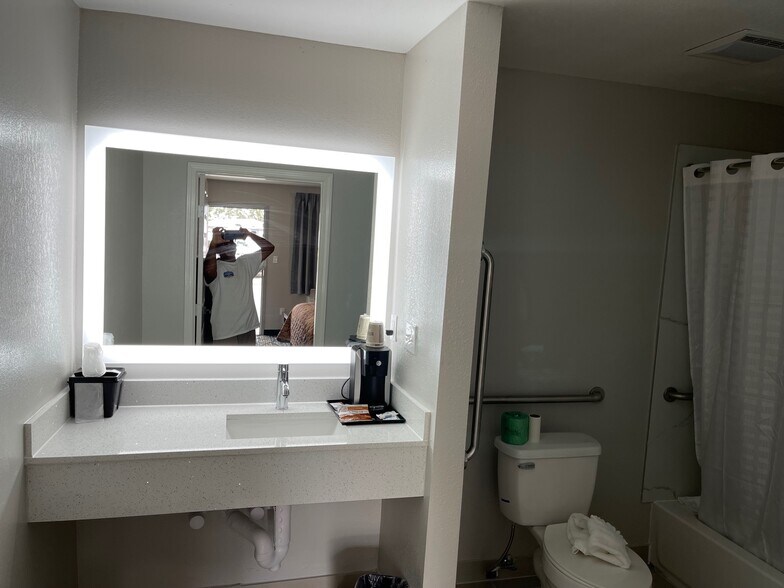 More Photos Of 531 Marshall St, Cameron Hotel For Sale