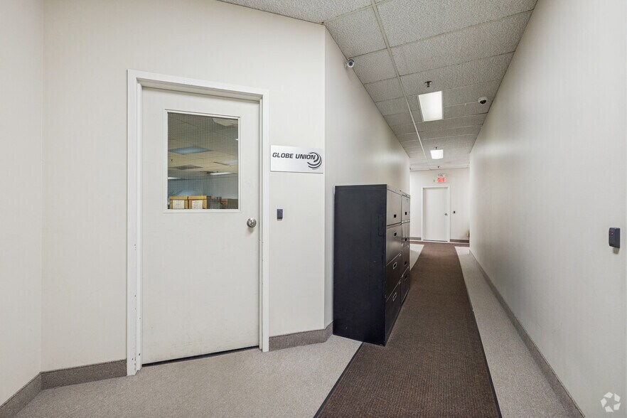 More Photos Of 4600-4612 Chemin Du Bois-Franc, Saint-Laurent Warehouse For Lease